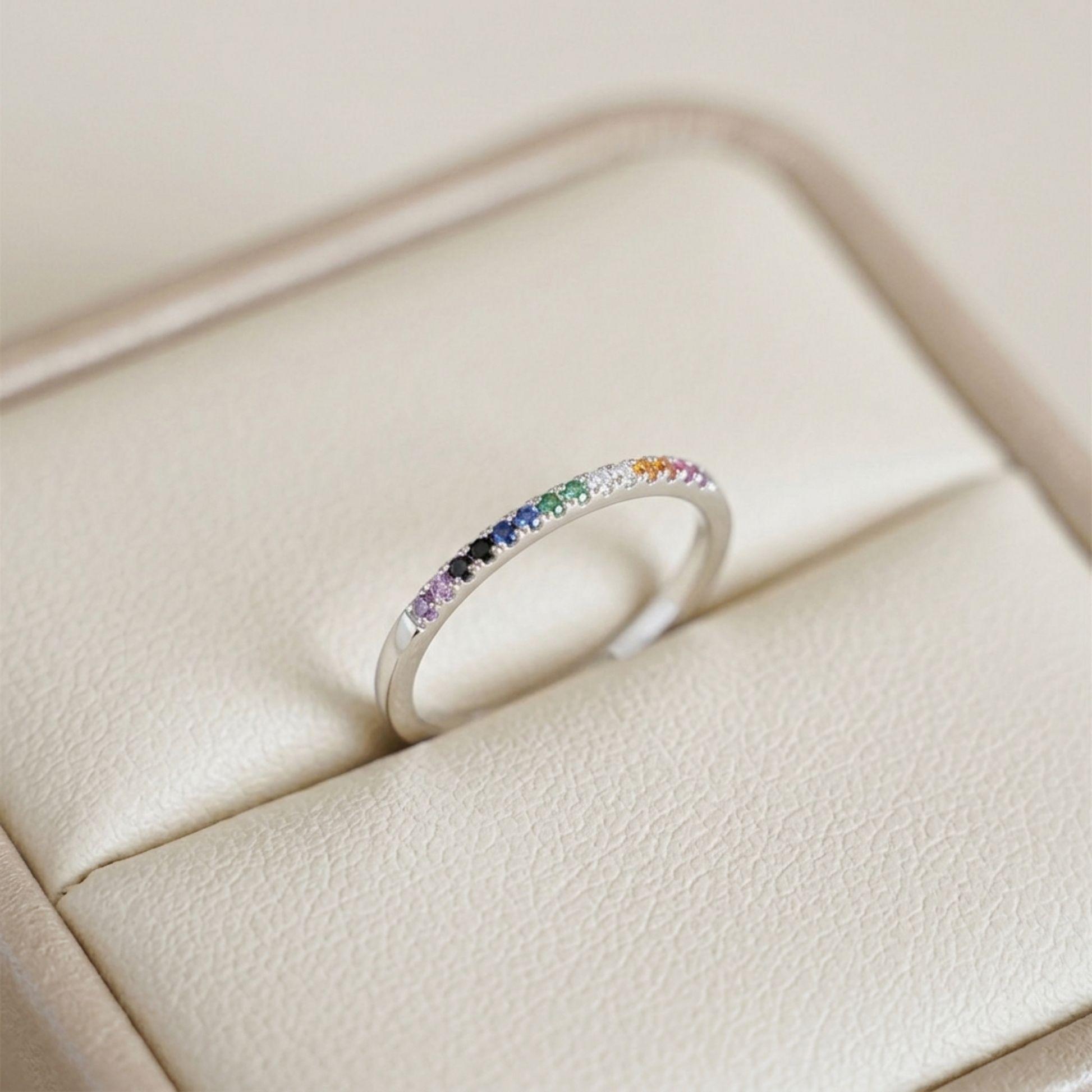Halb-Ewigkeits-Ring: Regenbogensteine (lila, grün, blau) auf schmaler Silberfassung