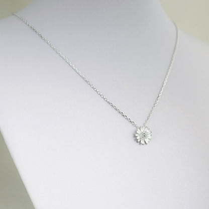 Sterling Silver Daisy Chain Necklace with 11mm Daisy Flower Blossom Pendant and Lobster Clasp - sugarkittenlondon