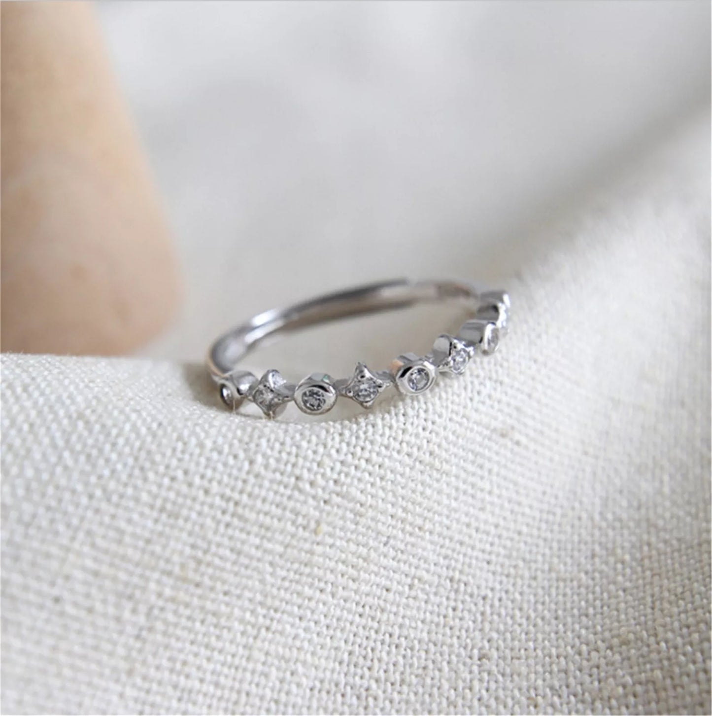 Sterling Silver Bezel-Set CZ Star Band – Adjustable Linked Ring (M–Q)