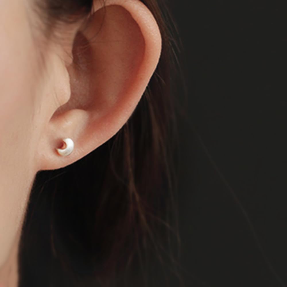 Puffy Moon Studs am Ohr: kleine silberfarbene Mond-Ohrstecker