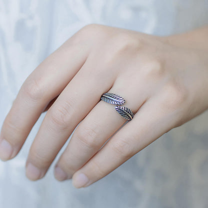 Oxidised Feather & Leaf Ring am Finger, silberfarben mit dunklen Strukturstreifen