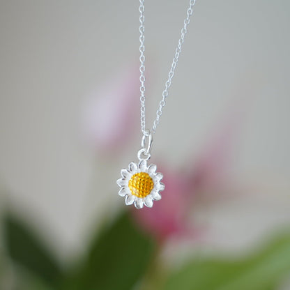 Colgante girasol esmaltado amarillo en collar de cadena plateada