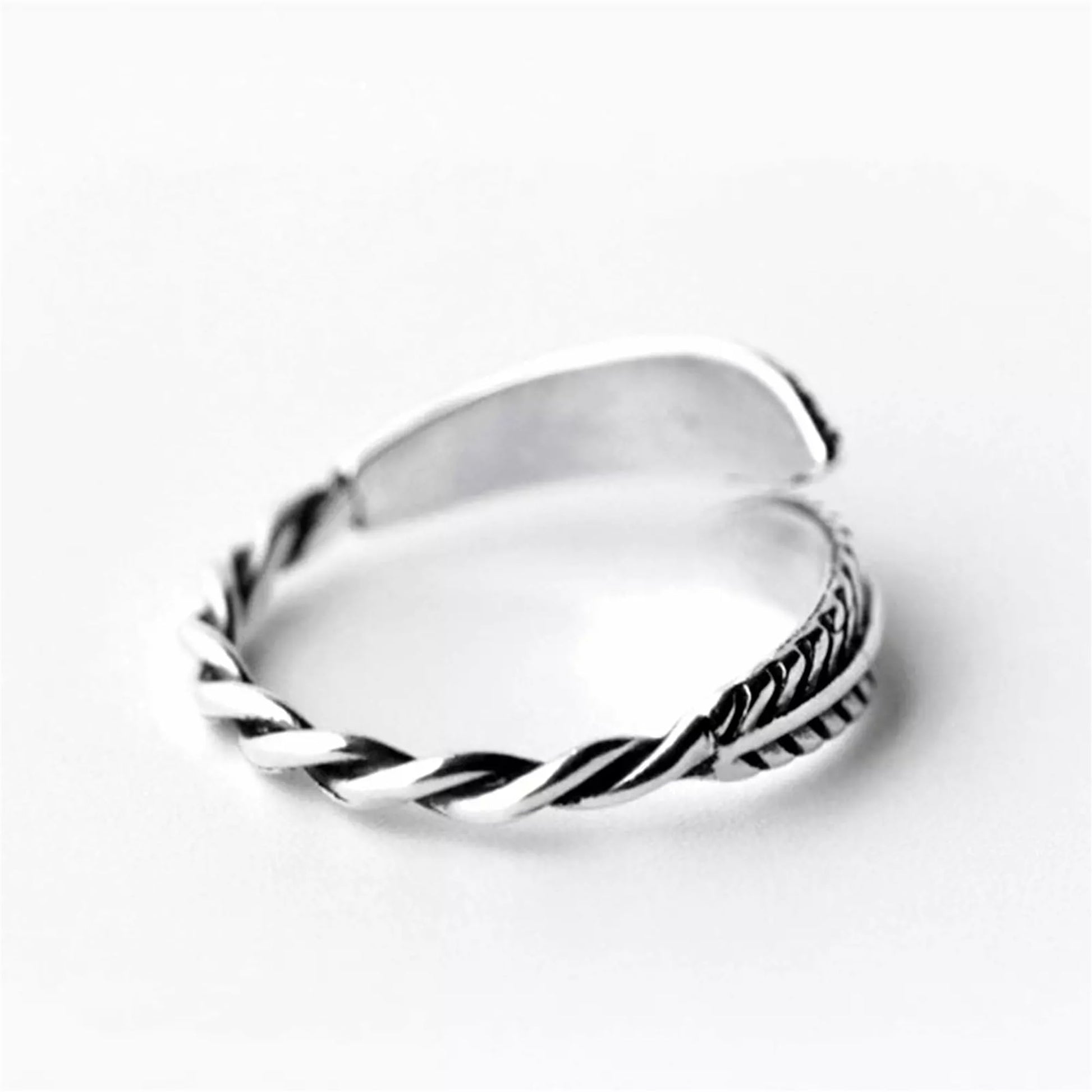 Oxidised Feather & Leaf Ring, Seitenansicht der gedrehten, geriffelten Ornamente
