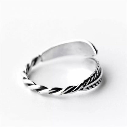 Oxidised Feather & Leaf Ring, Seitenansicht der gedrehten, geriffelten Ornamente
