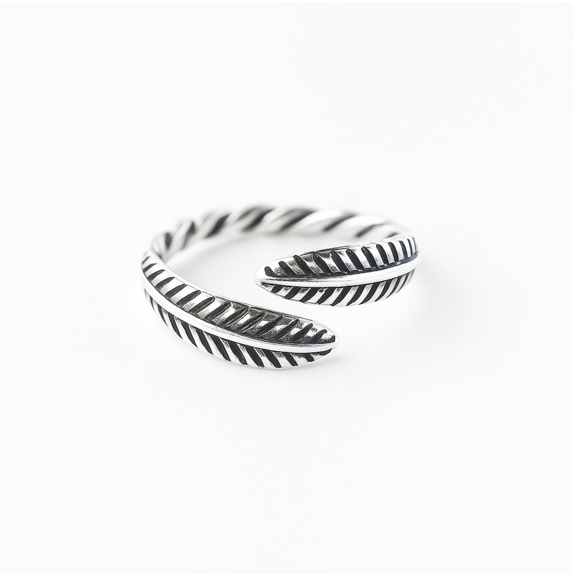 Oxidised Feather & Leaf Ring mit zwei geriffelten Segmenten, silberfarben