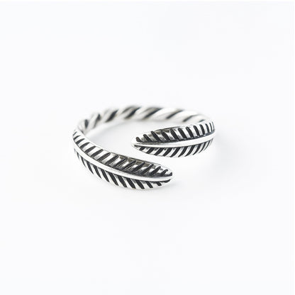 Oxidised Feather & Leaf Ring mit zwei geriffelten Segmenten, silberfarben