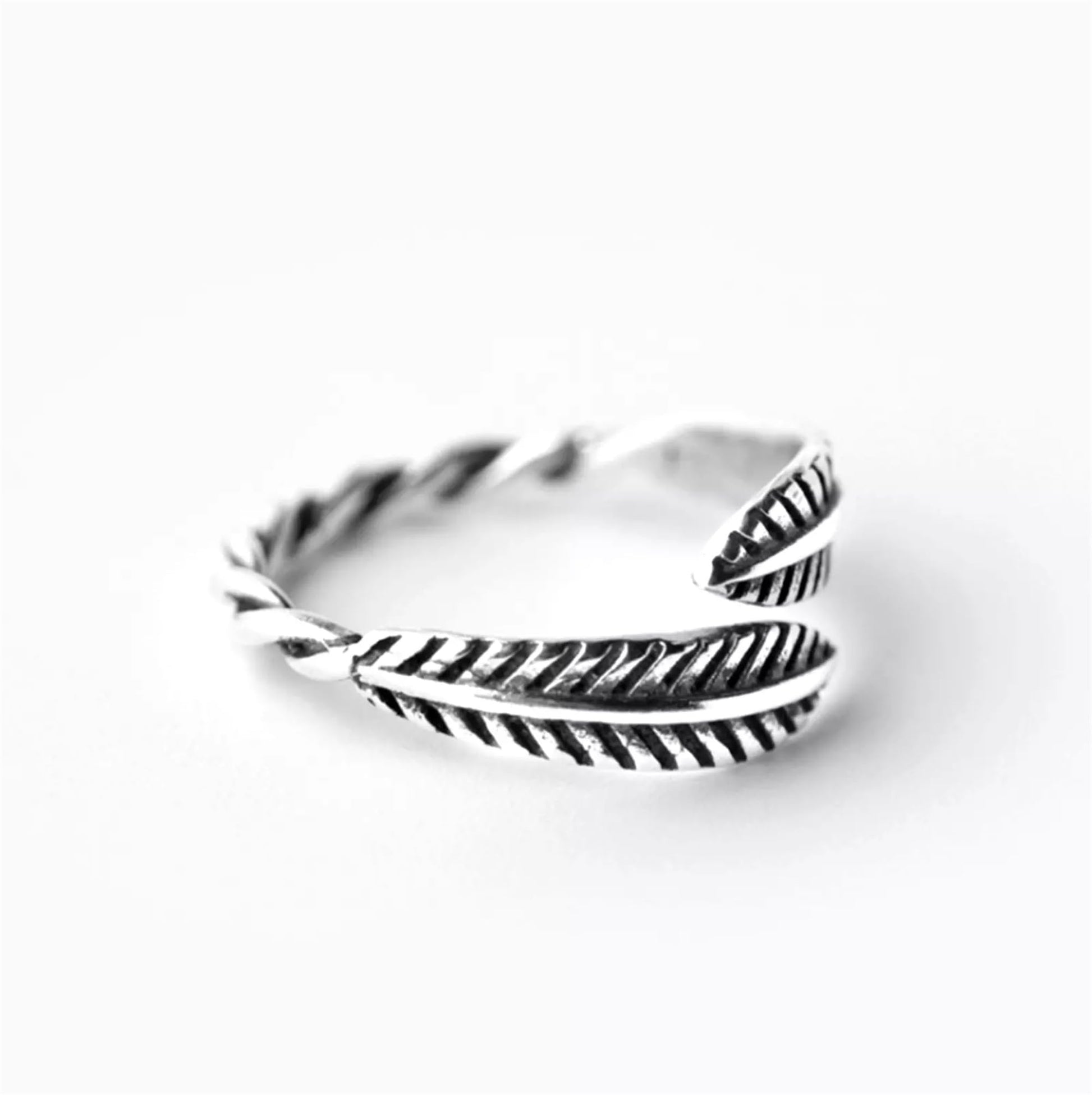 Oxidised Feather & Leaf Ring, Detailansicht der geprägten Feder- und Blattmuster