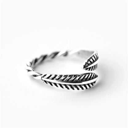 Oxidised Feather & Leaf Ring, Detailansicht der geprägten Feder- und Blattmuster