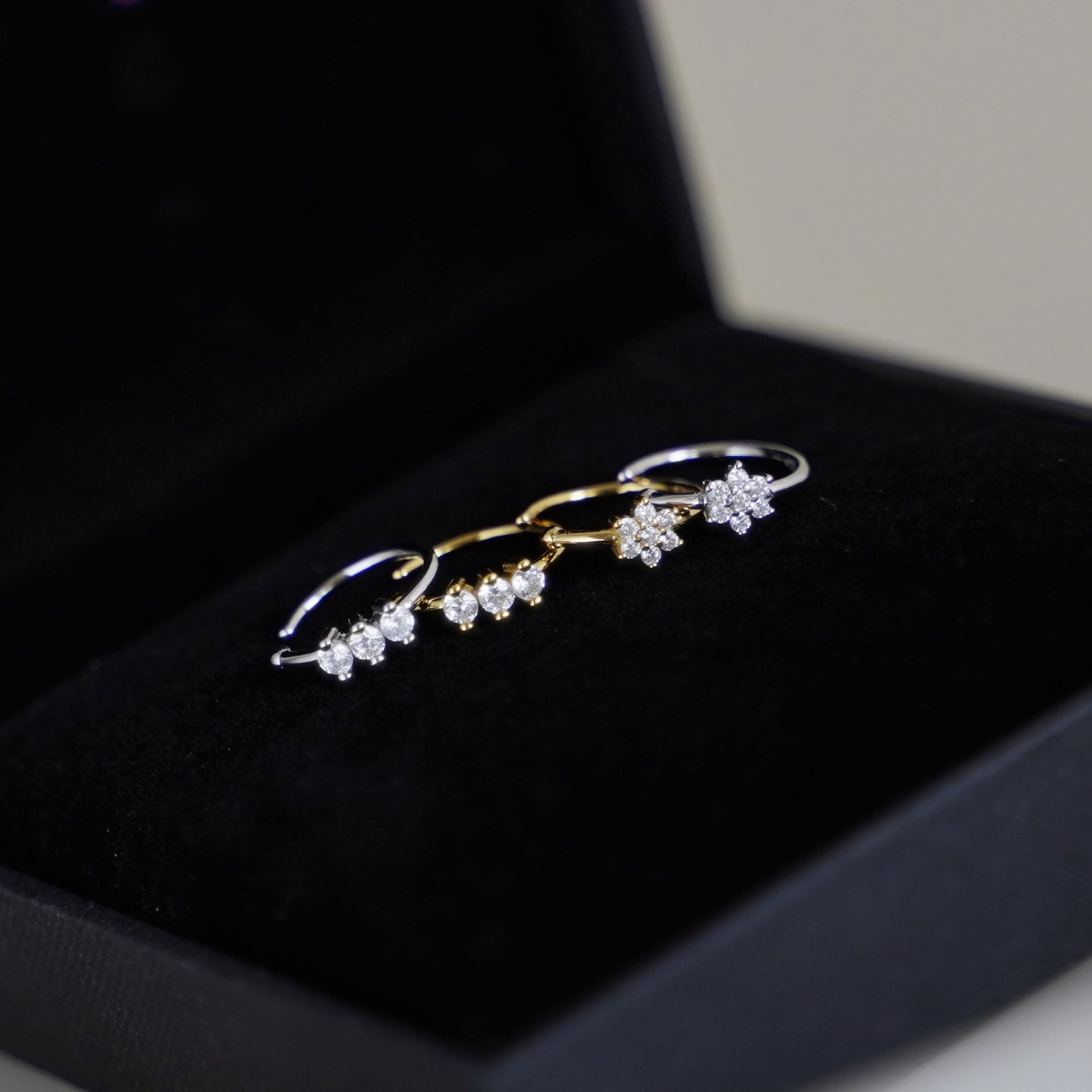 Floral CZ Cuff Hoop, goldfarben; Blütenreihe mit CZ-Steinen