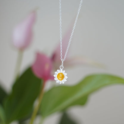 Girasol esmaltado amarillo como colgante en collar de plata