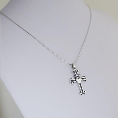 Rhodium Snake Chain mit Kreuzanhänger am Ring am Kettenverschluss