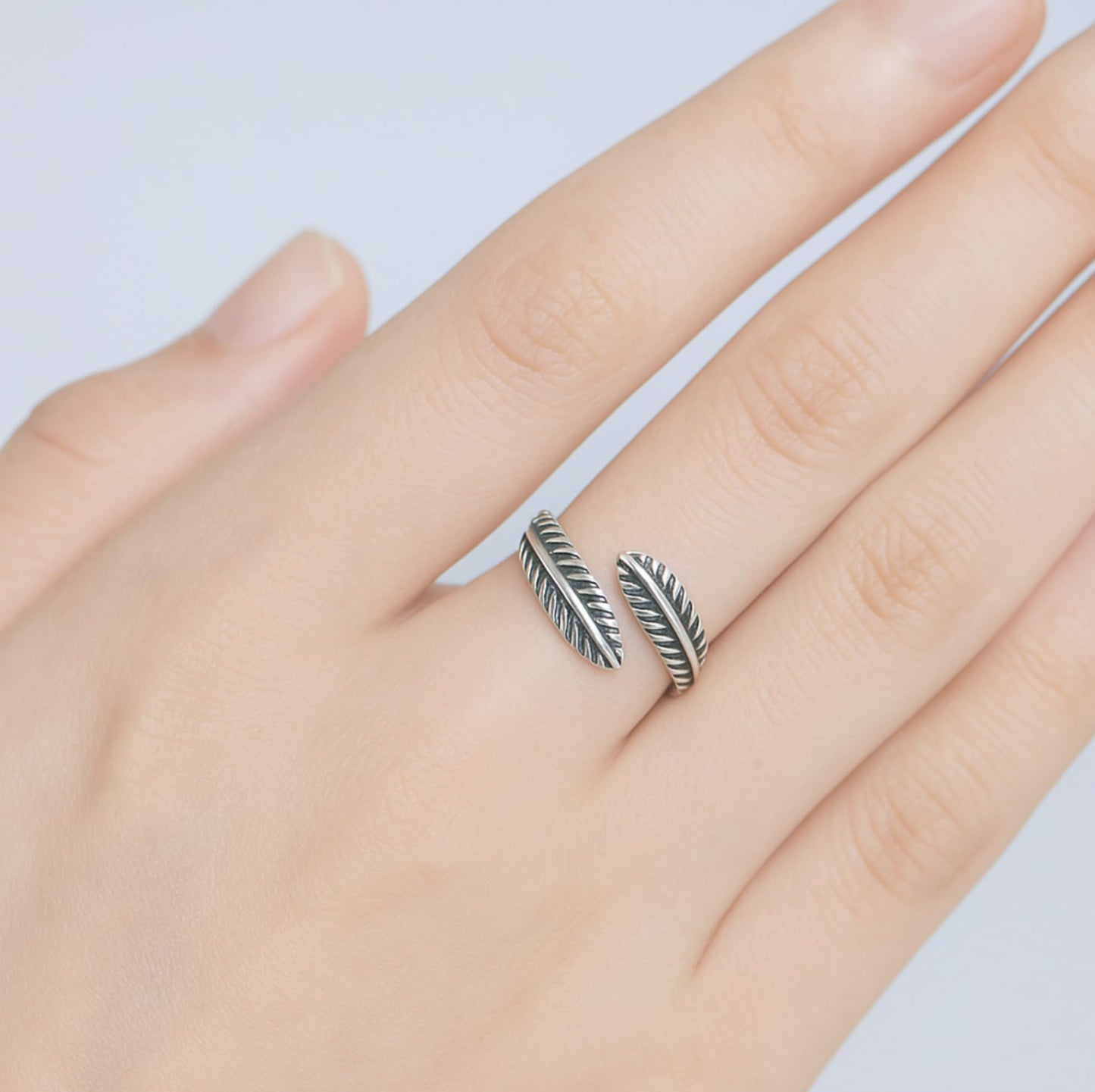 Oxidised Feather & Leaf Ring getragen, zwei Tropfen-/Federornamente in Silber