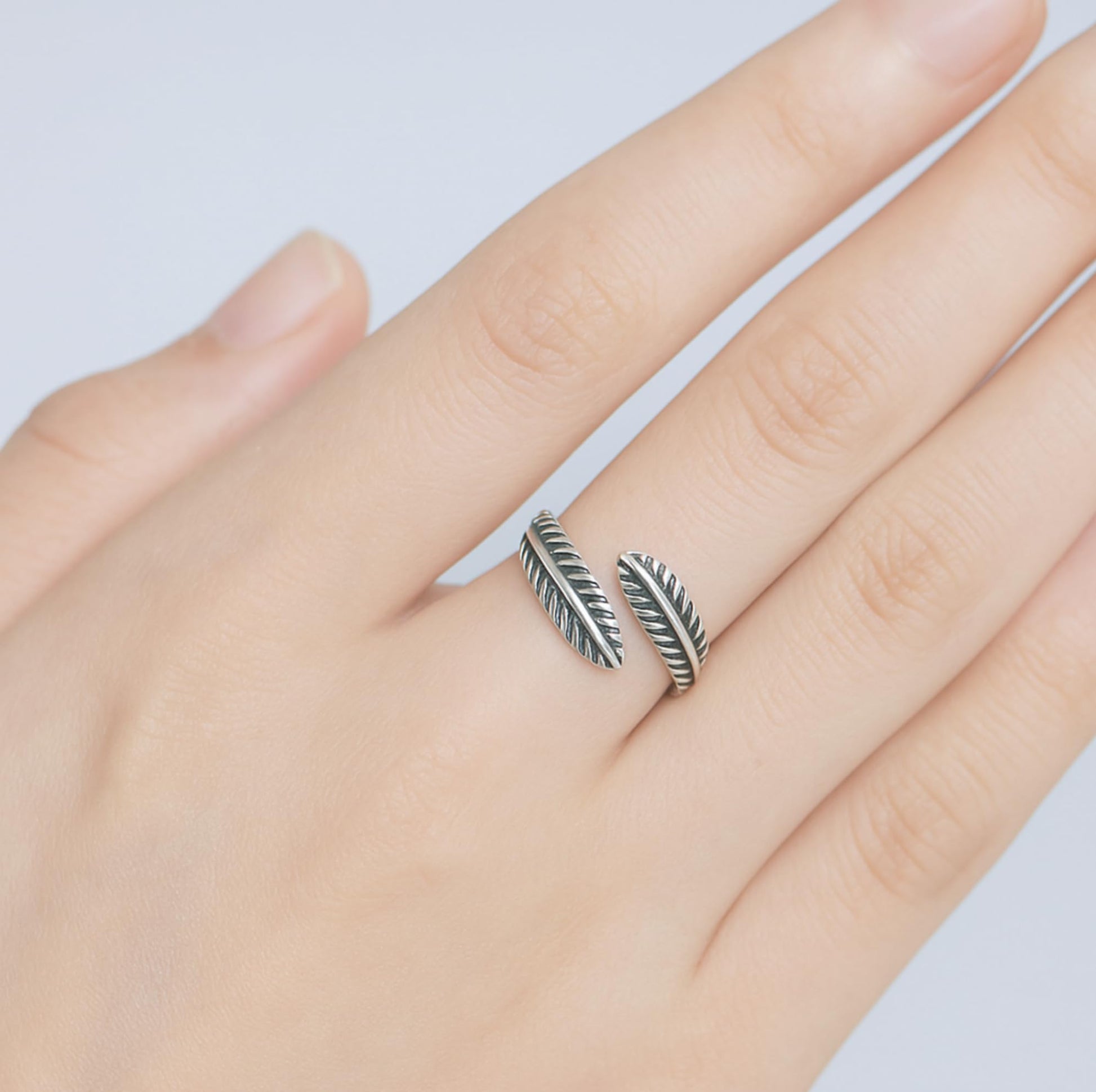 Oxidised Feather & Leaf Ring getragen, zwei Tropfen-/Federornamente in Silber