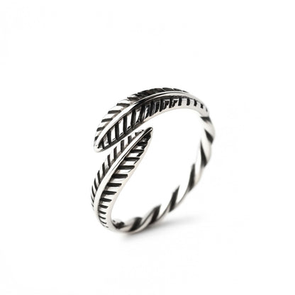 Oxidised Feather & Leaf Ring, silberfarben mit geriffelten Feder- und Blattdetails