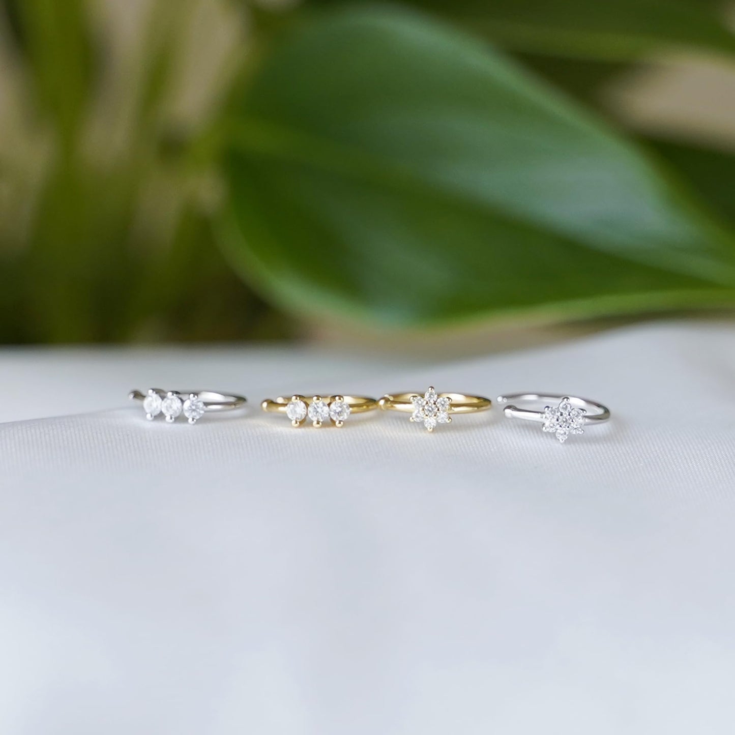 Floral CZ Cuff Hoop-Varianten: silberfarben, goldfarben und silberfarben mit CZ-Blüten
