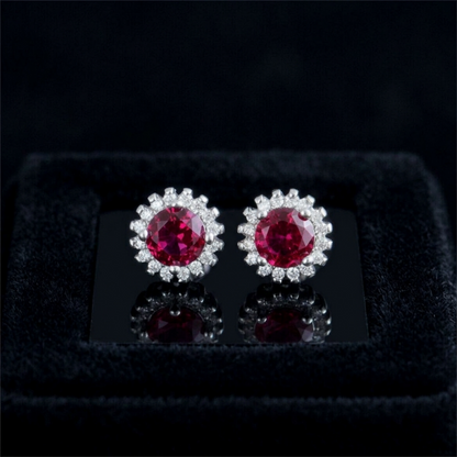 Set aus 2 Cluster-Ohrsteckern mit rotem runden Stein und Diamantfassung