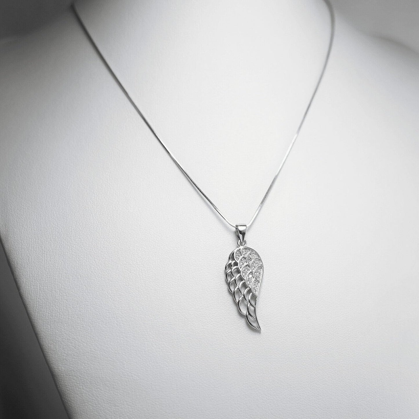 Rhodium Snake Chain mit geflügeltem Herz-Anhänger am Ösen-Verschluss