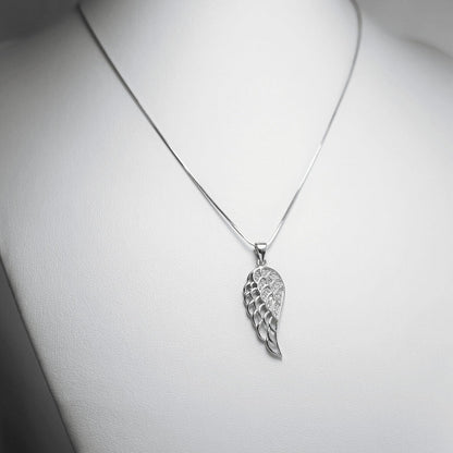 Rhodium Snake Chain mit geflügeltem Herz-Anhänger am Ösen-Verschluss
