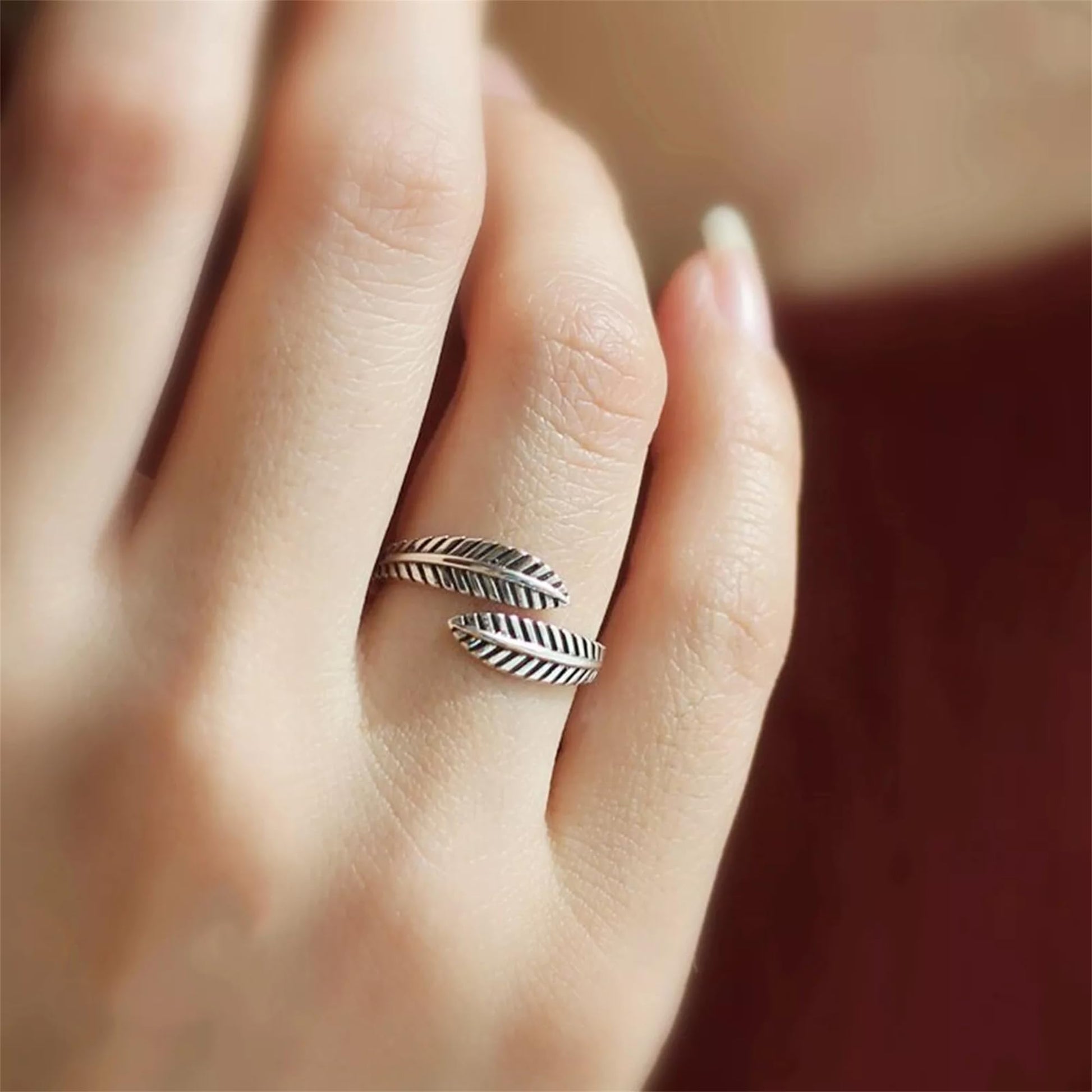 Oxidised Feather & Leaf Ring auf Finger, kompakte Feder-/Blatt-Optik in Silber