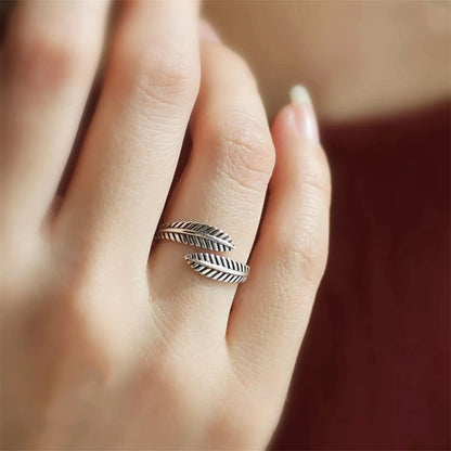 Oxidised Feather & Leaf Ring auf Finger, kompakte Feder-/Blatt-Optik in Silber