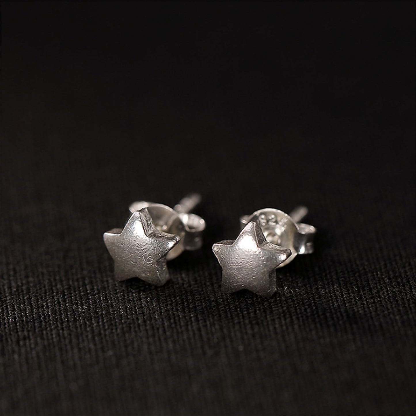 Puffy Star Studs: silberfarbene Stern-Ohrstecker mit Stecker hinten