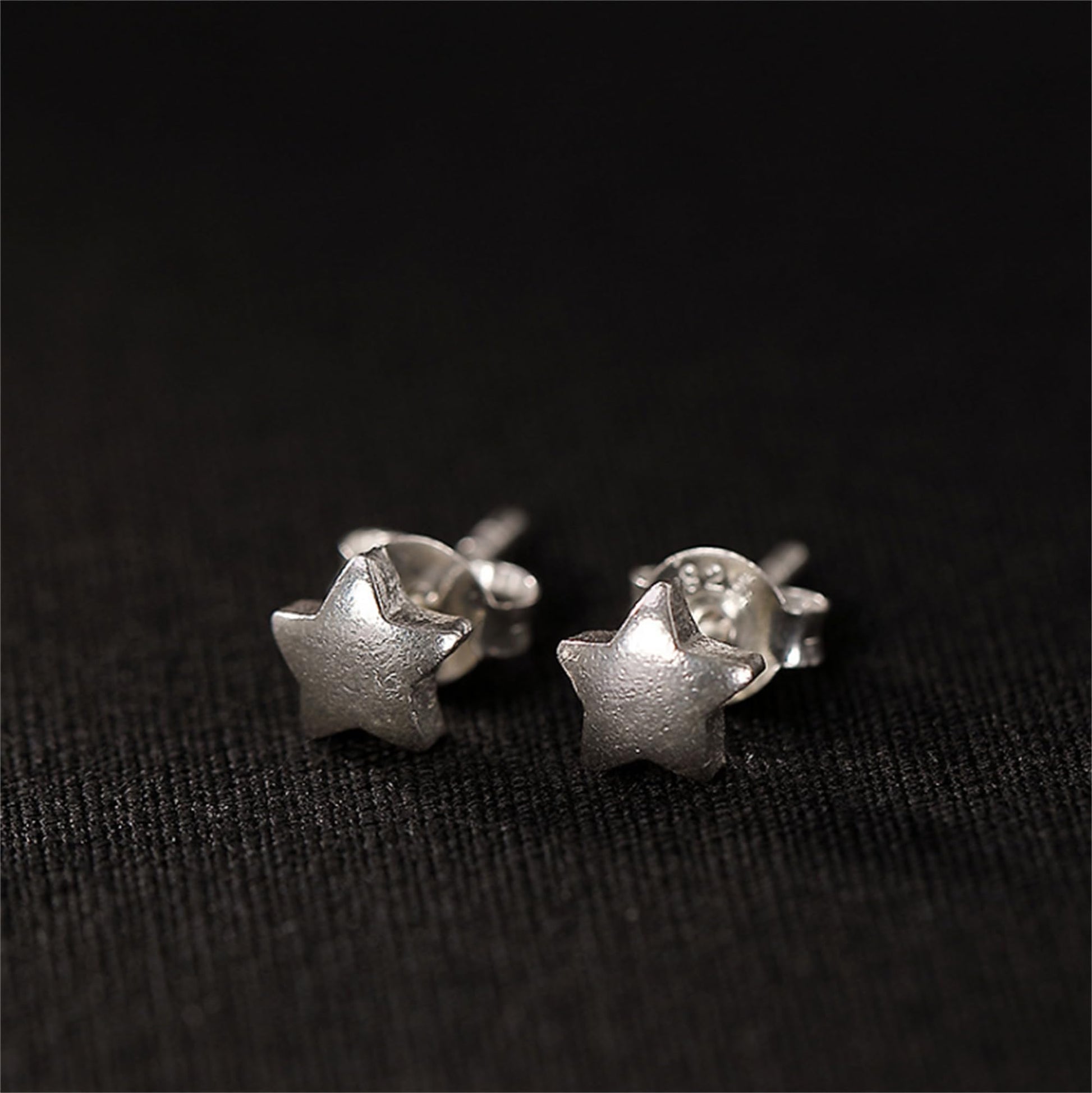 Puffy Star Studs: silberfarbene Stern-Ohrstecker mit Stecker hinten