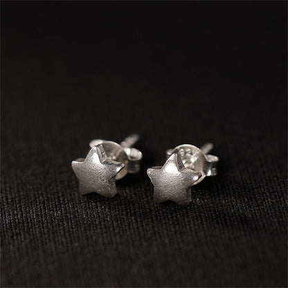 Puffy Star Studs: silberfarbene Stern-Ohrstecker mit Stecker hinten