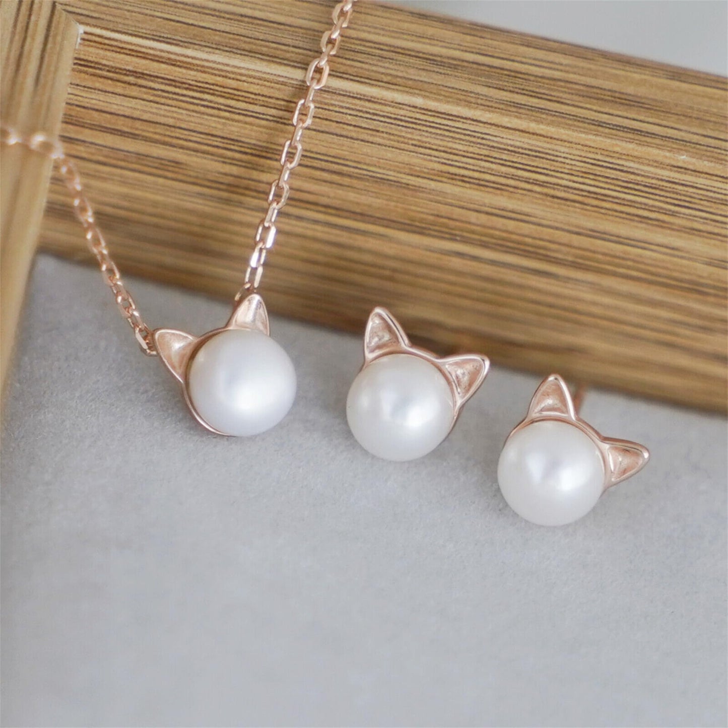 Cat & Pearl Schmuckset: roségoldfarbene Kette mit Perlenanhänger und Ohrsteckern