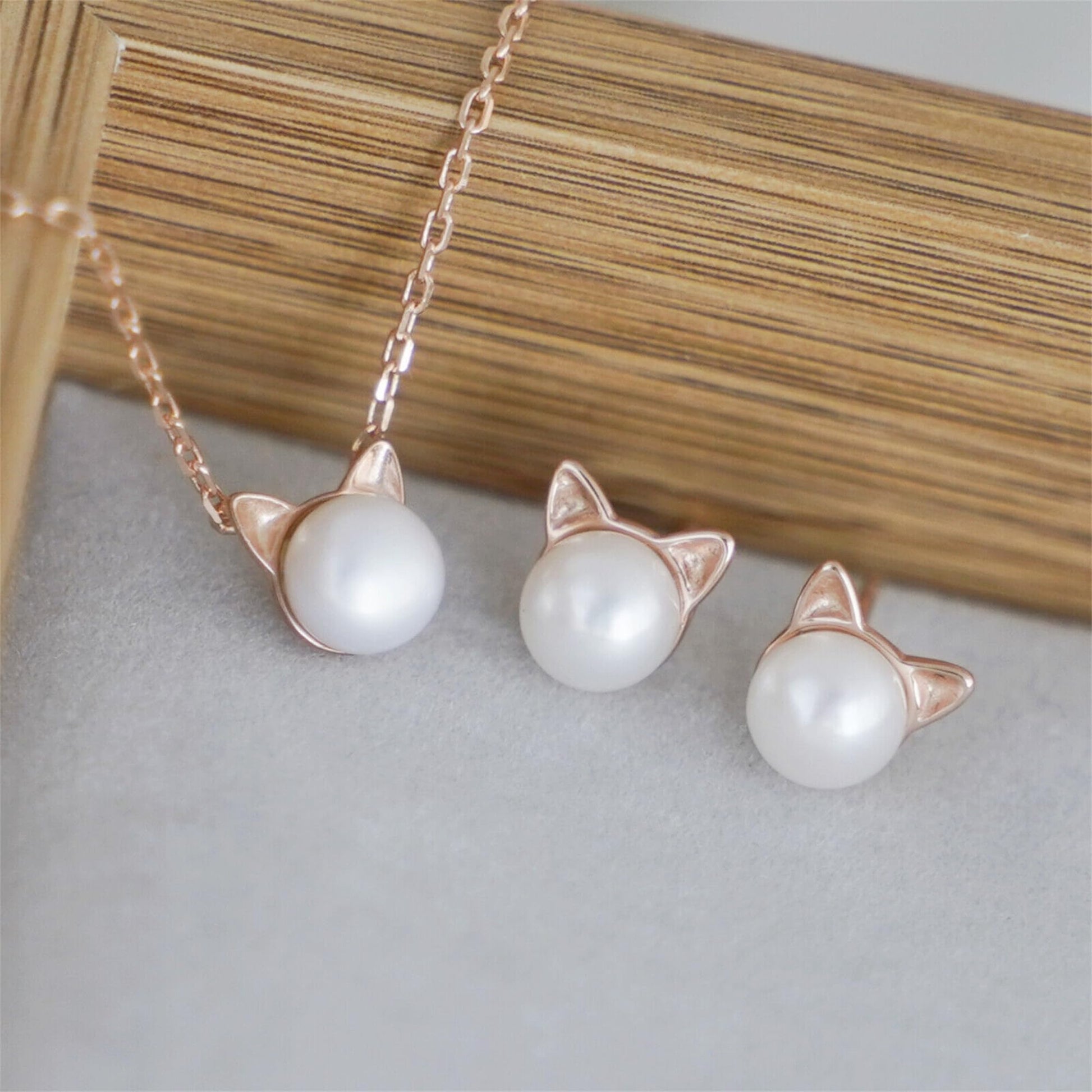 Cat & Pearl Schmuckset: roségoldfarbene Kette mit Perlenanhänger und Ohrsteckern