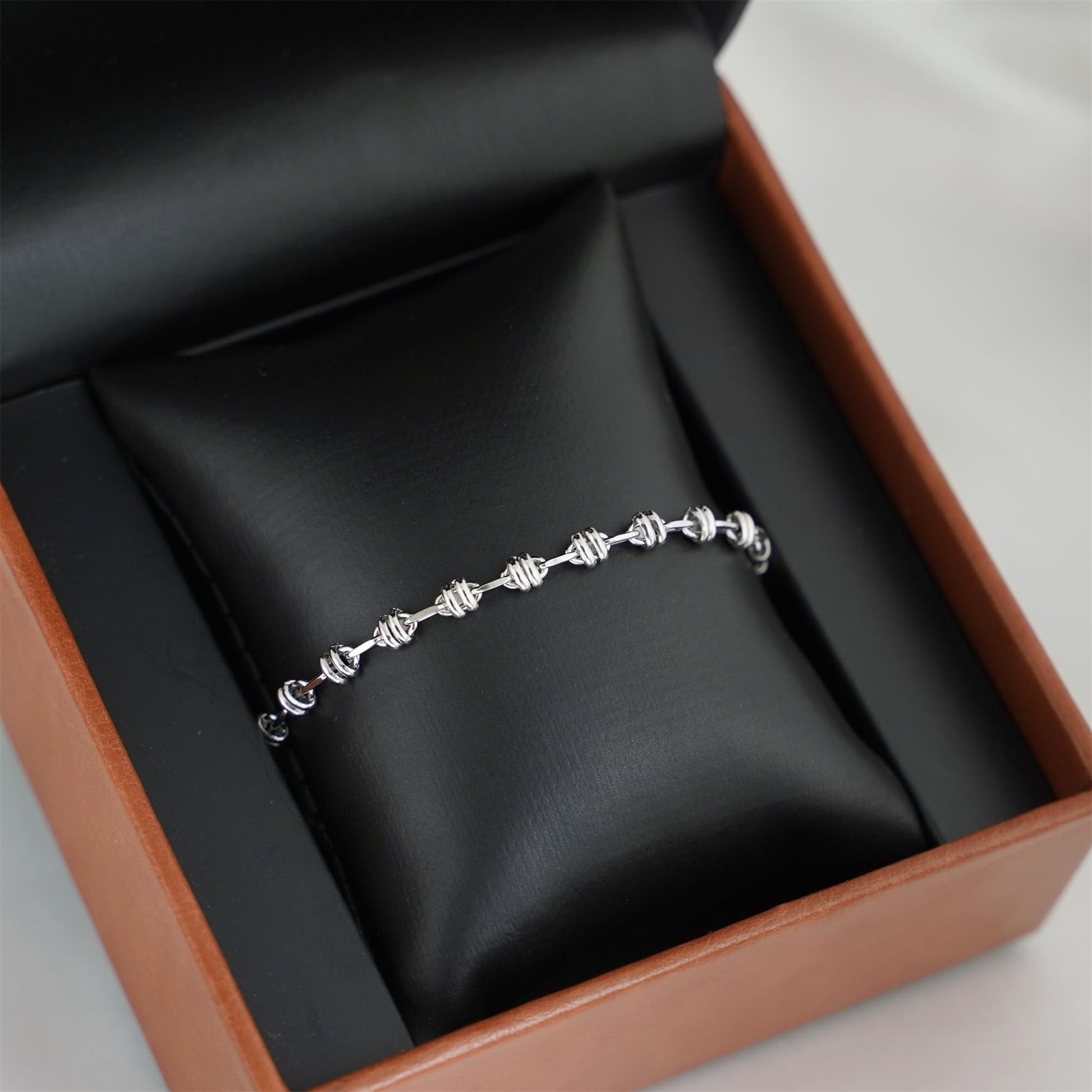 Oval rope curb bracelet display, silver-tone oval link curb design