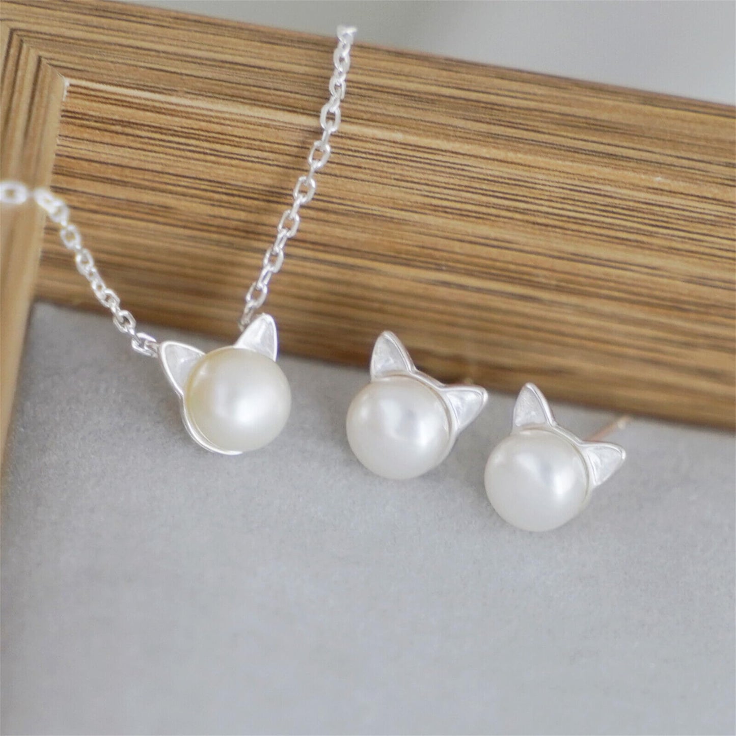 Cat & Pearl Schmuckset von BISELTD: silberfarbene Kette mit Perlenkopf und Ohrsteckern