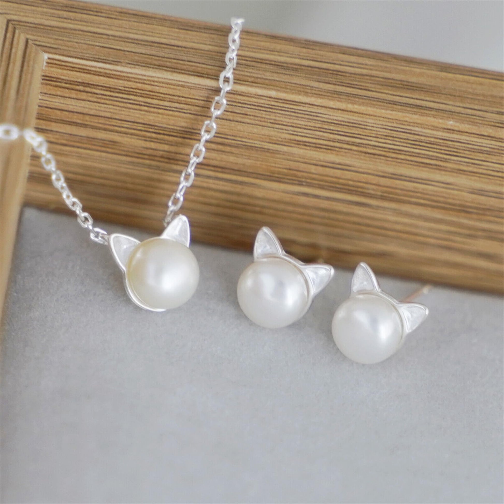 Cat & Pearl Schmuckset von BISELTD: silberfarbene Kette mit Perlenkopf und Ohrsteckern