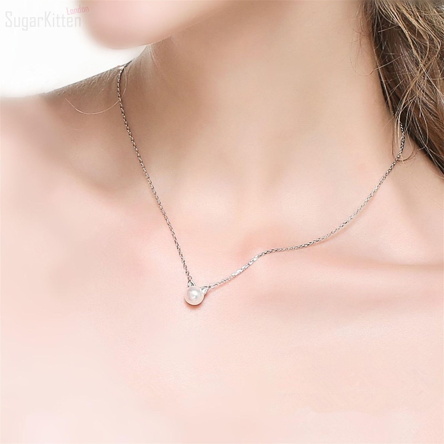 Cat & Pearl Schmuckset: silberfarbene Kette mit kleiner Perlenanhänger