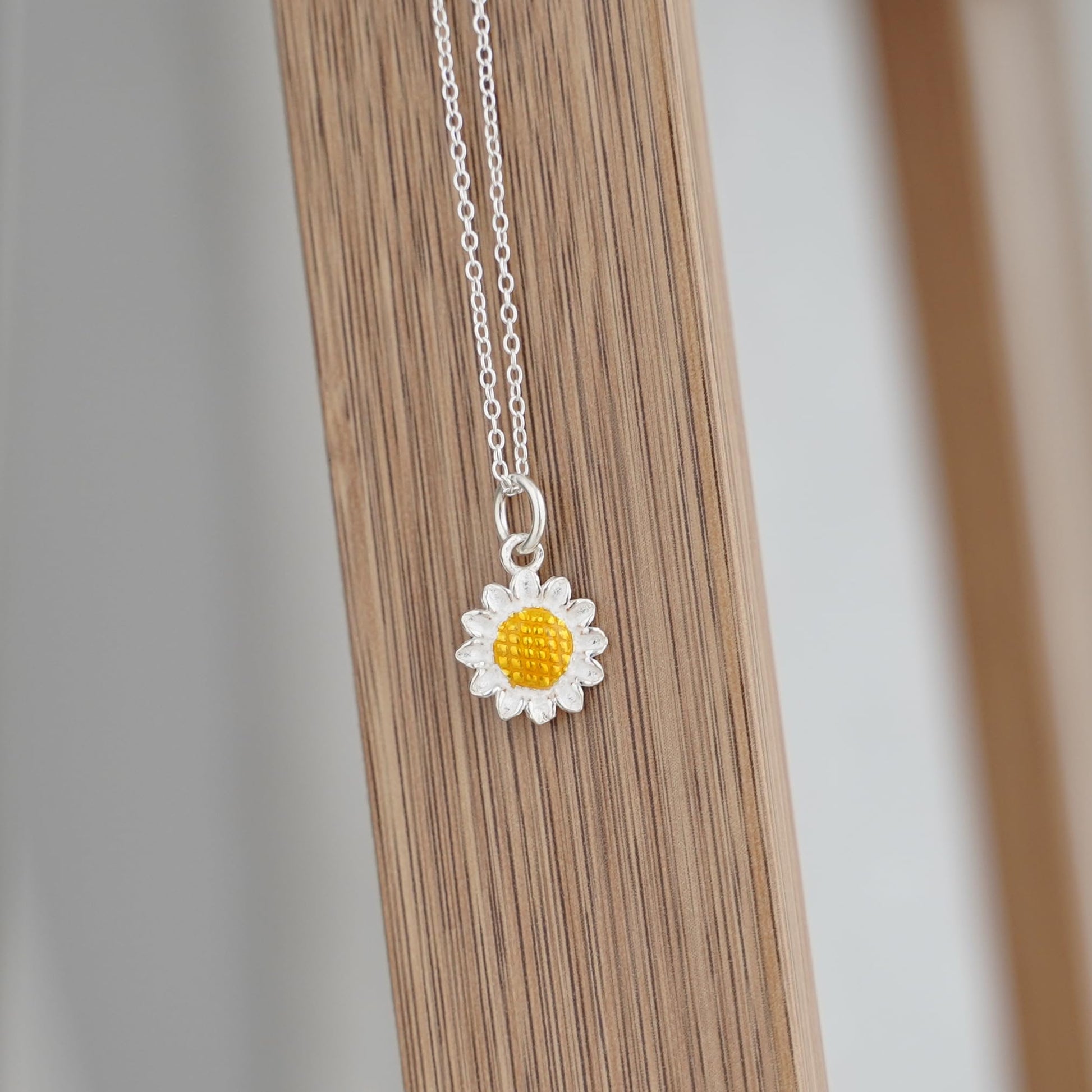 Collar con charm girasol esmaltado amarillo y argolla circular plateada