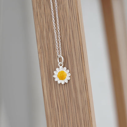 Collar con charm girasol esmaltado amarillo y argolla circular plateada