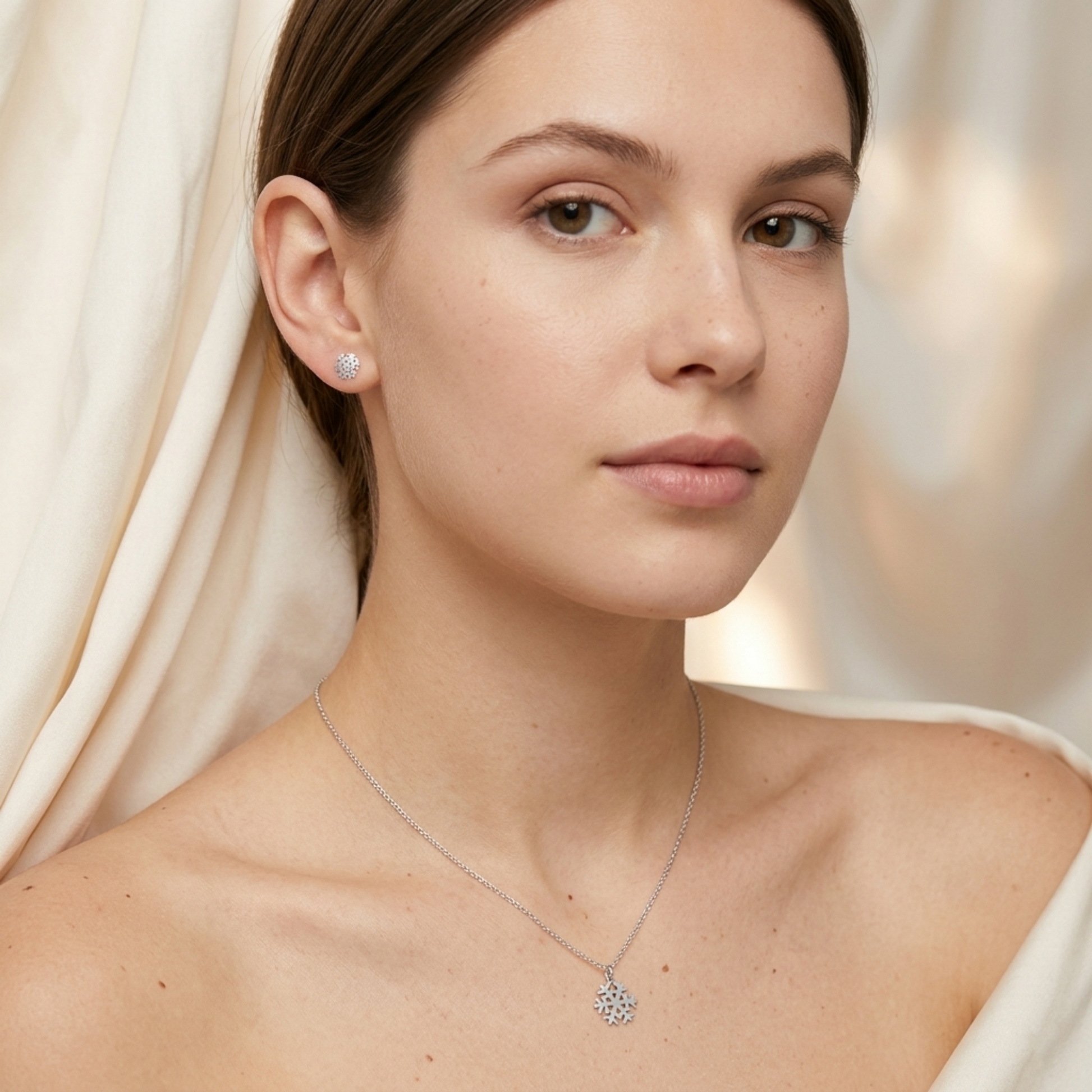 Tragebild: Shiny Snowflake Studs als silberfarbene Schneeflocken-Ohrstecker