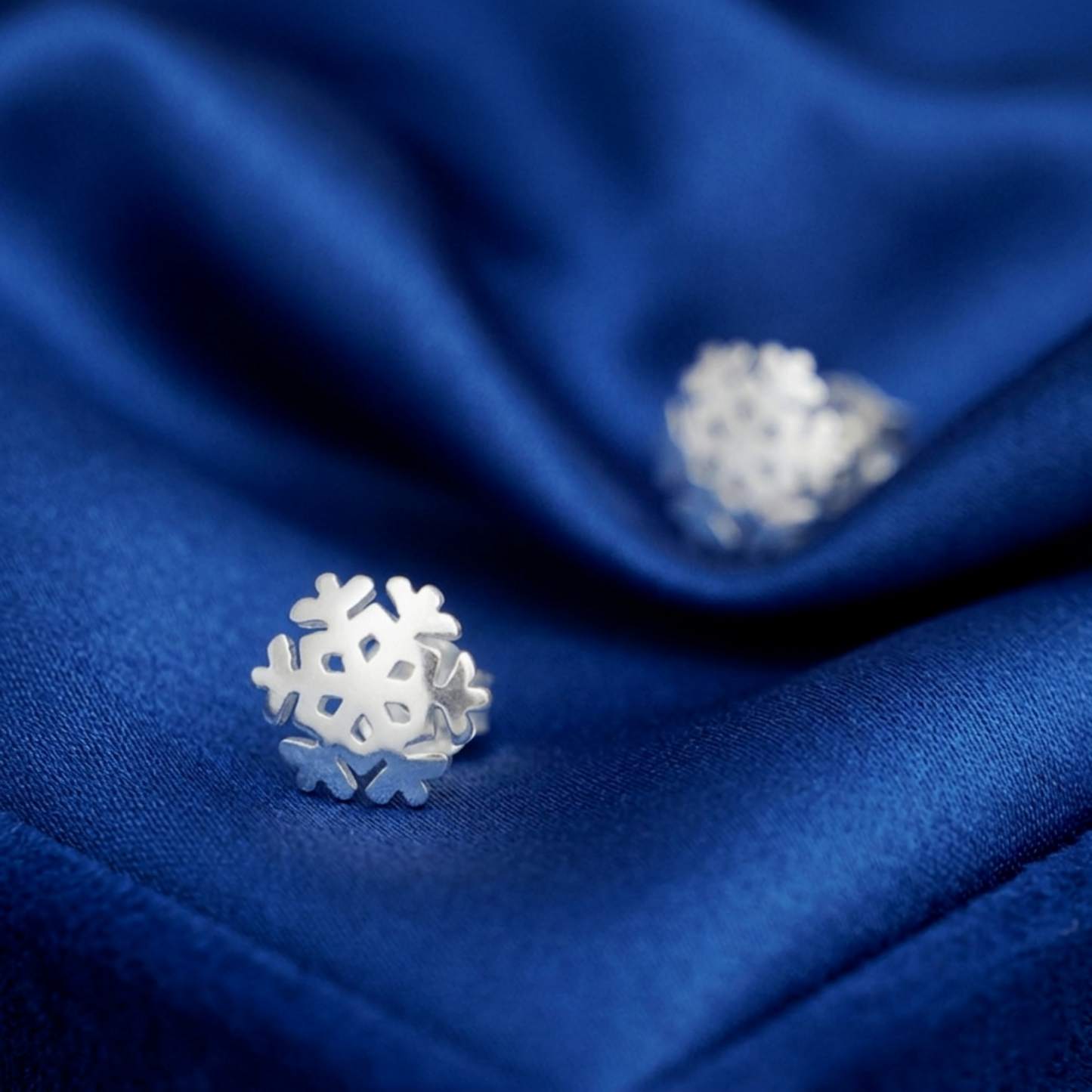 Schneeflocken-Ohrstecker mit Glanz, silberfarbene Sternform