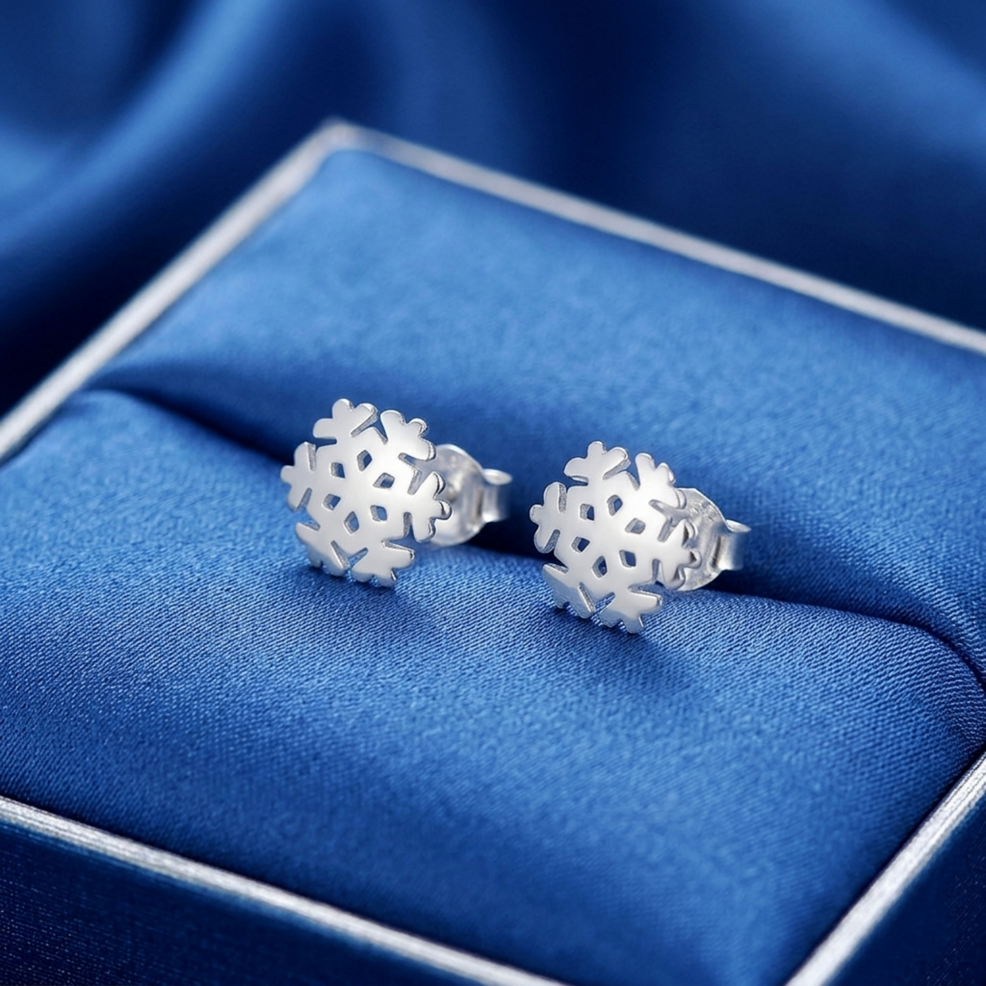 Paar Shiny Snowflake Studs, silberfarbene Schneeflocken auf Ohrsteckern