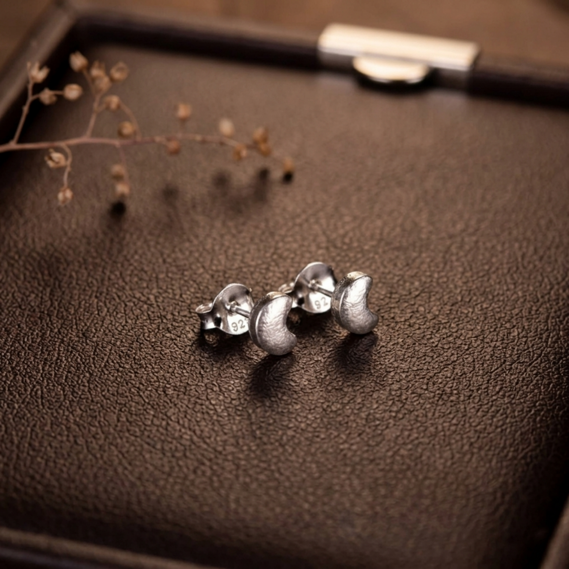 Puffy Moon Studs Set: silberfarbene Mondsymbole mit Stecker-Rückseite