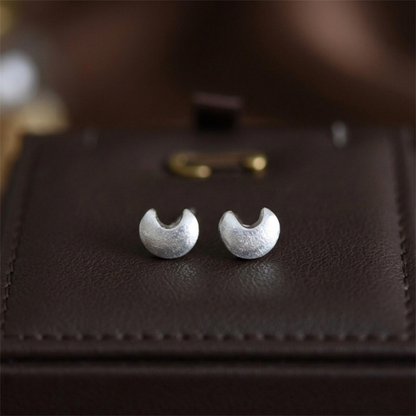 Puffy Moon Studs, Nahaufnahme der gepolsterten Mond-Ohrstecker