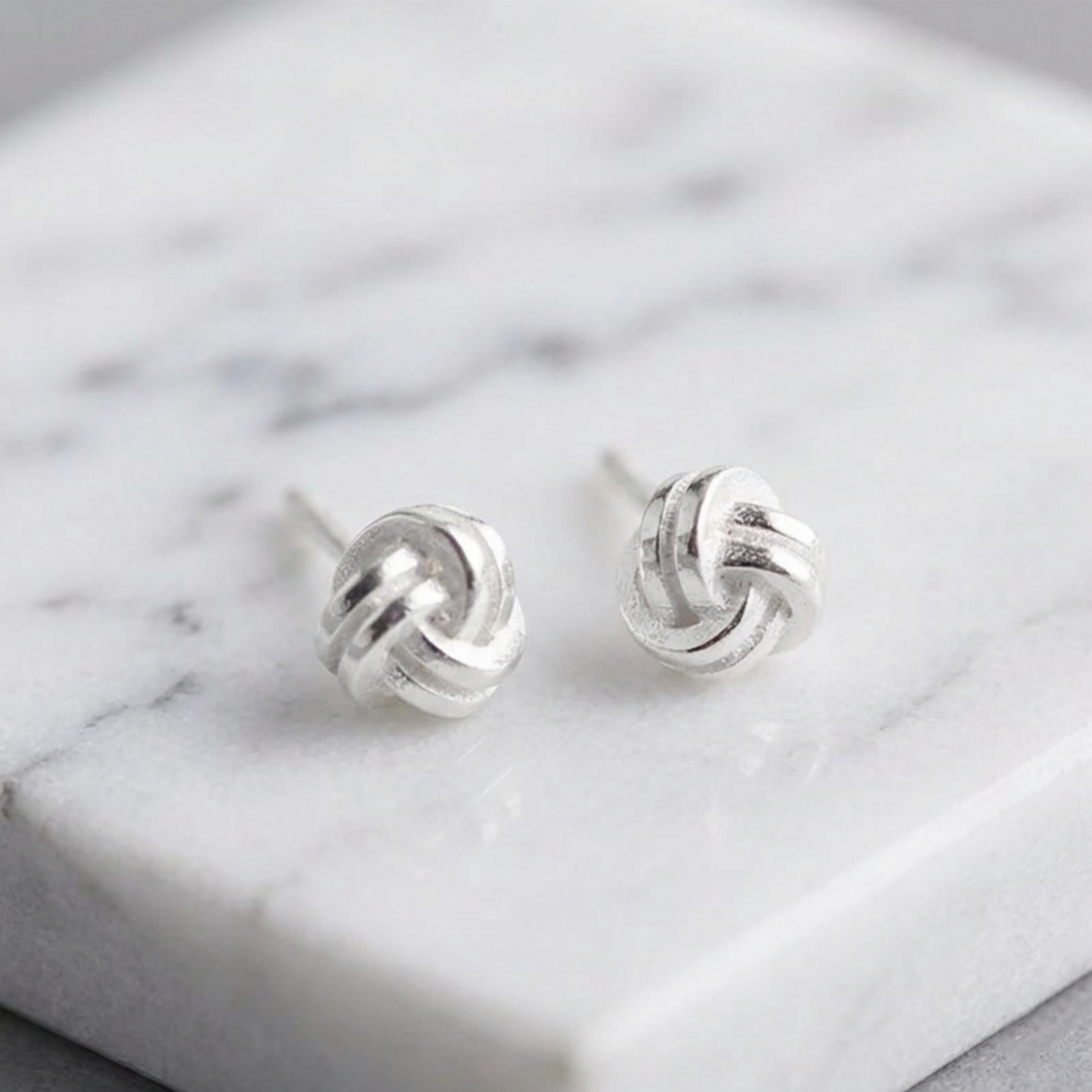 Mini Love Knot Ohrstecker, zwei Stecker mit verdrehtem Knotendesign, silberfarben