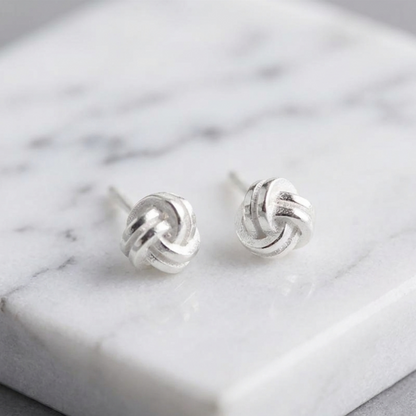 Mini Love Knot Ohrstecker, zwei Stecker mit verdrehtem Knotendesign, silberfarben
