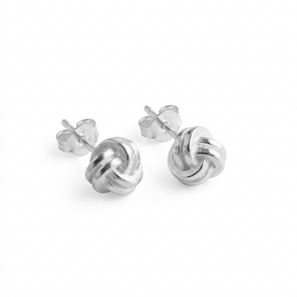 Mini Love Knot Ohrstecker, silberfarben, verdrehtes Knotendesign mit Glanz