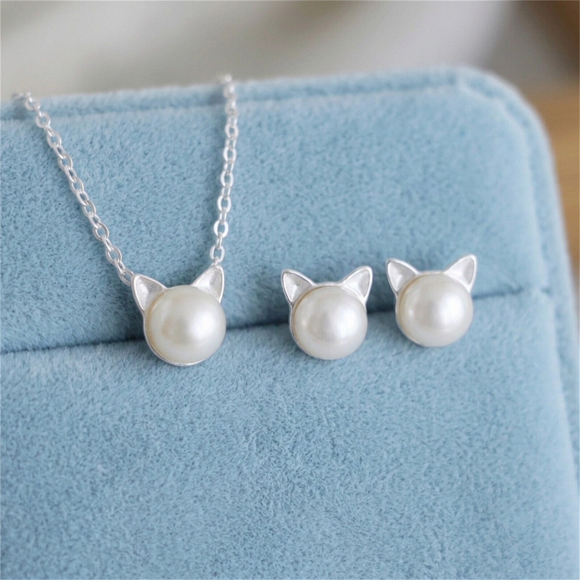 Cat pearl jewelry set with silver chain and round white cat-face pendants