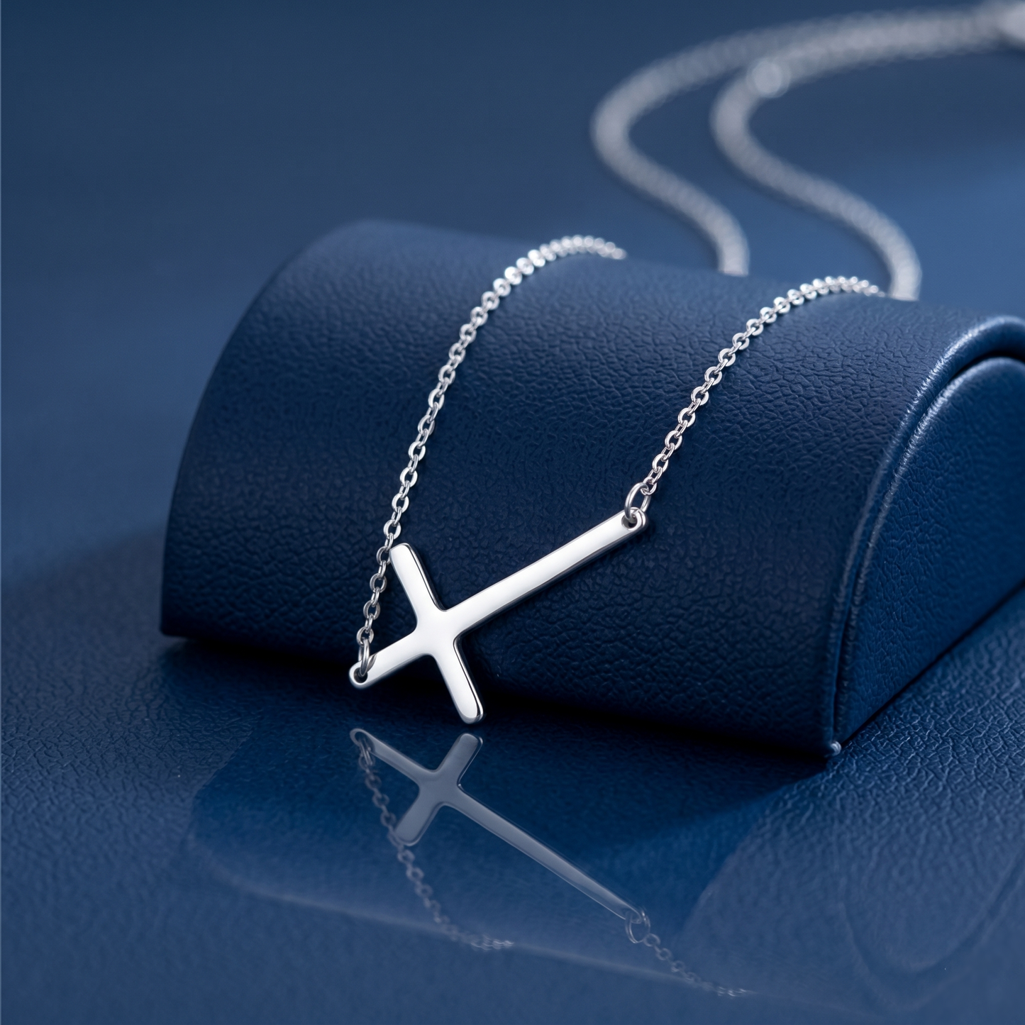 Reversibles Kreuzhalsband mit glänzendem Kreuzanhänger an feiner Kette