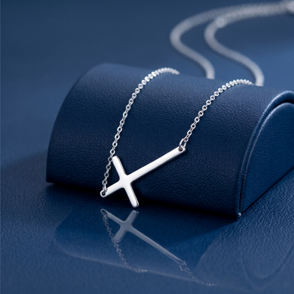 Reversibles Kreuzhalsband mit glänzendem Kreuzanhänger an feiner Kette
