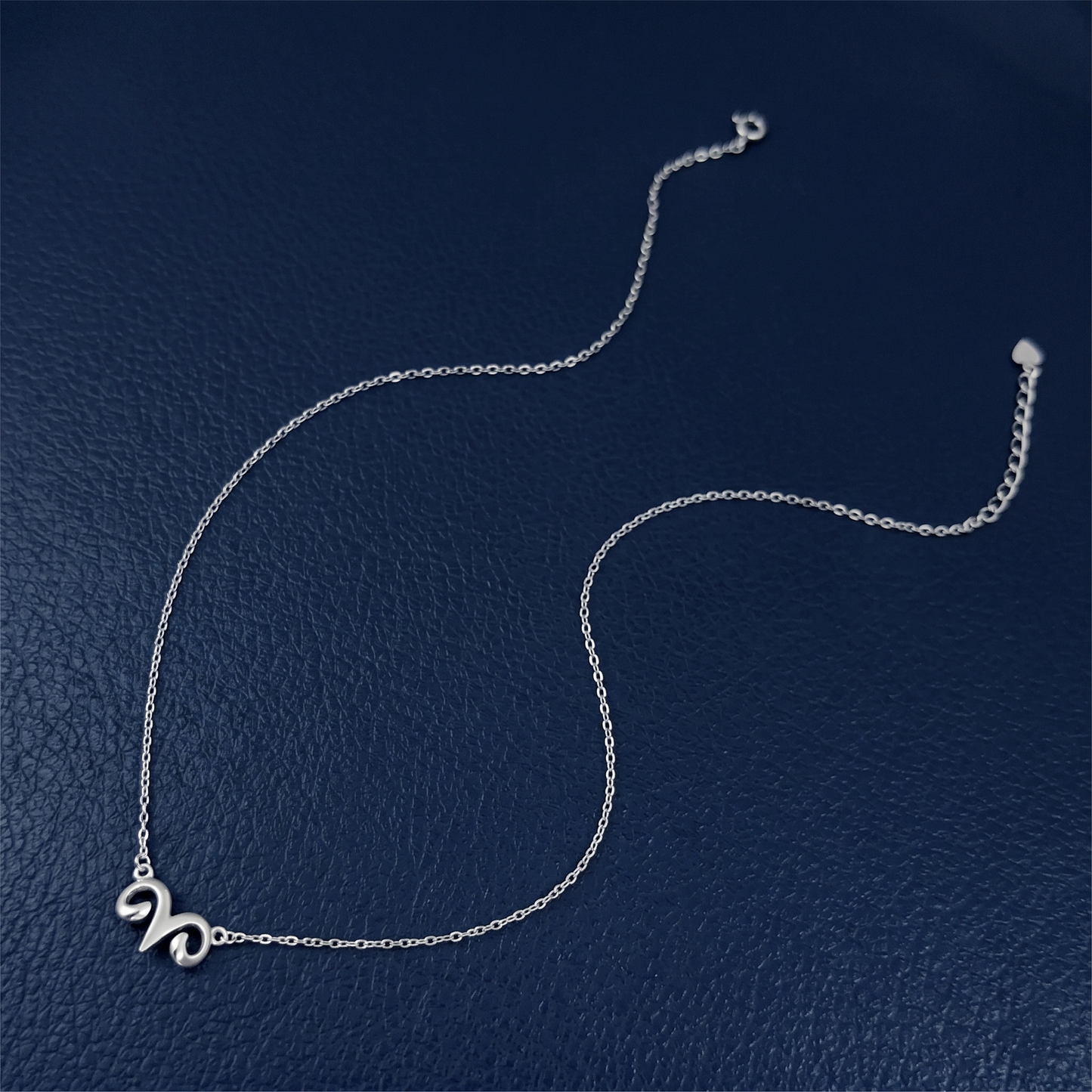 Aries-Zodiak-Anhänger an silberfarbener Gliederkette, flacher Widder-Symbolform