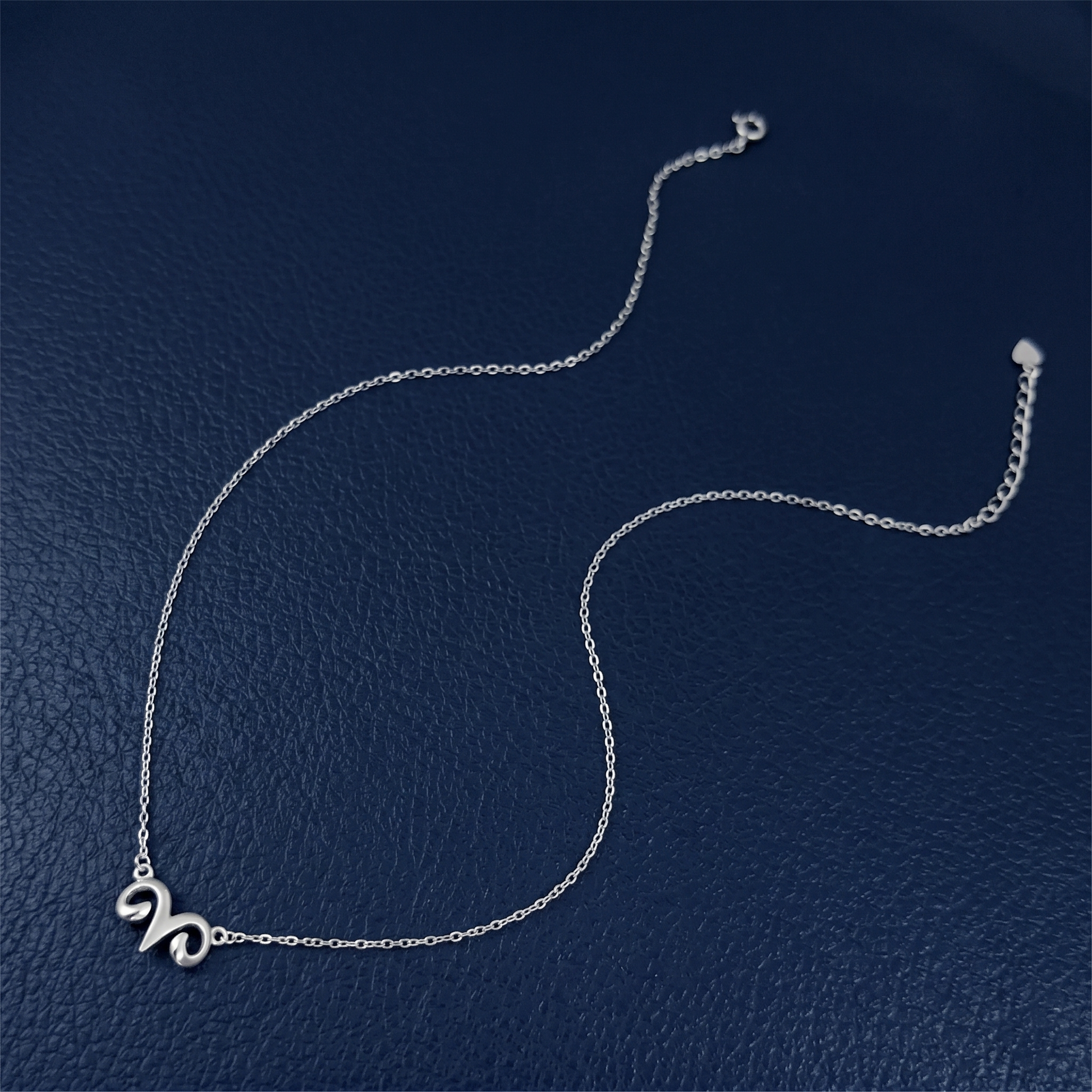 Aries-Zodiak-Anhänger an silberfarbener Gliederkette, flacher Widder-Symbolform