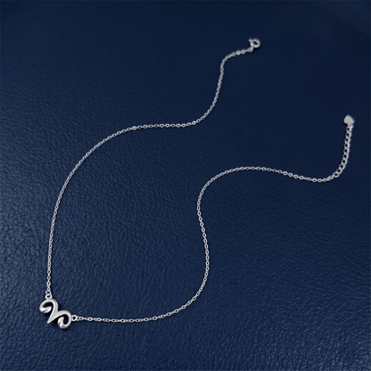 Aries-Zodiak-Anhänger an silberfarbener Gliederkette, flacher Widder-Symbolform