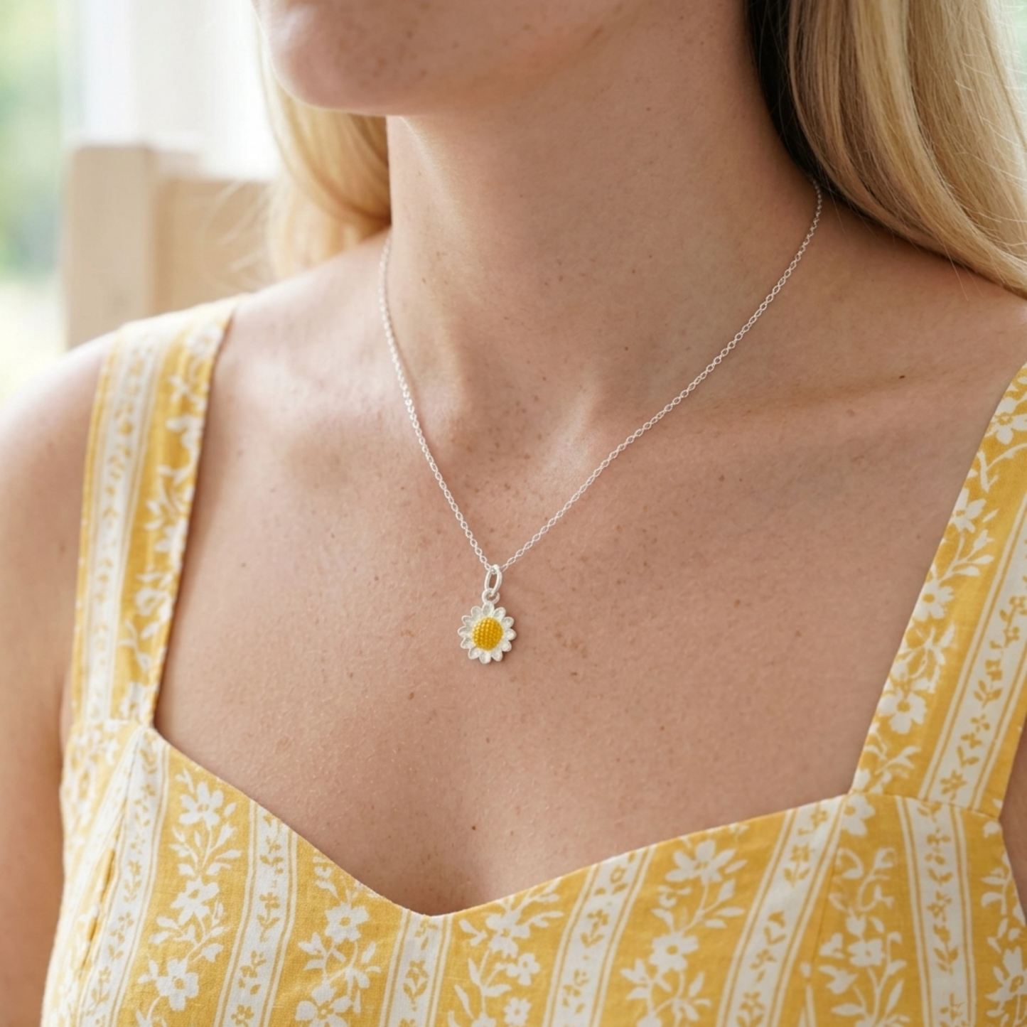 Colgante girasol esmaltado amarillo en collar fino de cadena plateada
